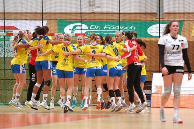 Handball, 2 HBF, HC Leipzig vs. HSV Solingen Graefrath, 08 12 19 Handball, 2 Bundesliga Women, HBF, Season 2019 2020, 11 Matchday HC Leipzig vs. HSV Solingen Graefrath 76 on 08 12 19 in the Sporthalle Bruederstrasse Leipzig In the picture HCL, Victory, Cheers, Team, Team, Circle, Celebrate Copyright: xBEAUTIFULxSPORTS JanxKaeferx