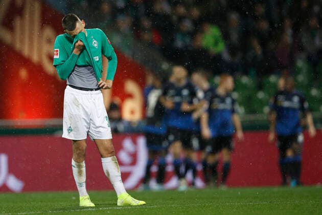 Bilder des Jahres 2019, Sport 12 Dezember Sport Themen der Woche KW49 Sport Bilder des Tages 08.12.2019, wohninvest WESERSTADION, Bremen, Ligaspiel, 1. Bundesliga, SV Werder Bremen vs SC Paderborn 07, im Bild Maximilian Eggestein (35, Bremen) ist unzufrieden, im Hintergrund jubelt die Mannschaft des SC Paderborn nach dem Tor zum 0:1 DFL regulations prohibit any use of photographs as image sequences and or quasi-video. SV Werder Bremen vs SC Paderborn 07 *** 08 12 2019, wohninvest WESERSTADION, Bremen, league game, 1 Bundesliga, SV Werder Bremen vs. SC Paderborn 07, in the picture Maximilian Eggestein 35, Bremen is dissatisfied, in the background the team of SC Paderborn cheers after the goal to 0 1 DFL regulations prohibit any use of photographs as image sequences and or quasi video SV Werder Bremen vs. SC Paderborn 07