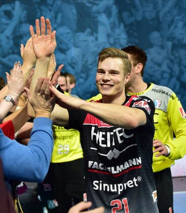 08 12 2019 Handball 1 Bundesliga LIQUI MOLY HBL Season 2019 2020 16 Matchday HC Erlangen Metropolitan Region Nuremberg HCE SC DHfK Leipzig OGo Christopher Bissel 21, HC Erlangen HCE claps its hands with fans