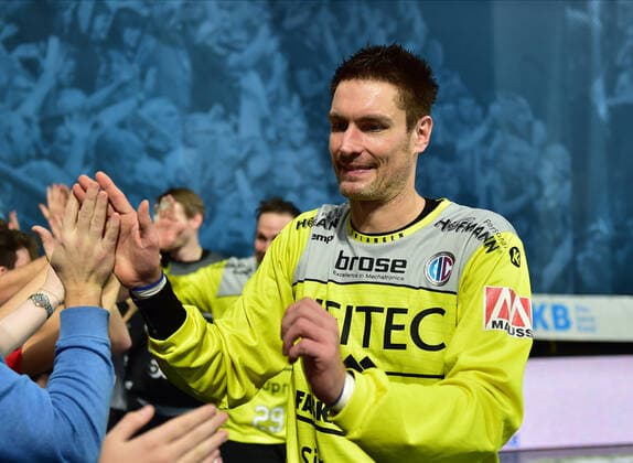 08.12.2019 - Handball - 1. Bundesliga LIQUI MOLY HBL - Saison 2019 2020 - 16.Spieltag: HC Erlangen Metropolregion Nürnberg HCE - SC DHfK Leipzig - OGo - Carsten Lichtlein (1, HC Erlangen HCE ) - klatscht mit Fans ab *** 08 12 2019 Handball 1 Bundesliga LIQUI MOLY HBL Season 2019 2020 16 Matchday HC Erlangen Metropolitan Region Nuremberg HCE SC DHfK Leipzig OGo Carsten Lichtlein 1, HC Erlangen HCE claps its hands with fans