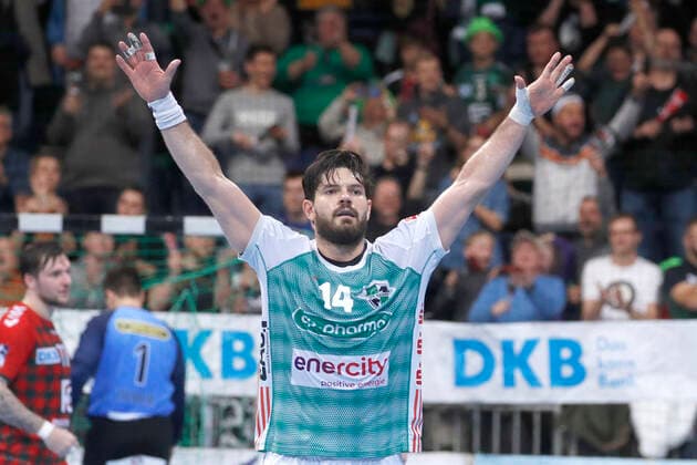 08 12 2019, TUI Arena, Hannover, league game, 1 Bundesliga, TSV Hannover Burgdorf vs Fuechse Berlin, in picture Evgeni Pevnov 14, Han Burgdorf cheers TSV Hannover Burgdorf vs Fuechse Berlin
