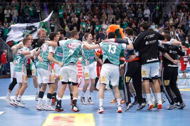 08 12 2019, TUI Arena, Hannover, Ligaspiel, 1 Bundesliga, TSV Hannover Burgdorf vs Fuechse Berlin, in picture The team of TSV Hannover Burgdorf cheers after the victory TSV Hannover Burgdorf vs Fuechse Berlin