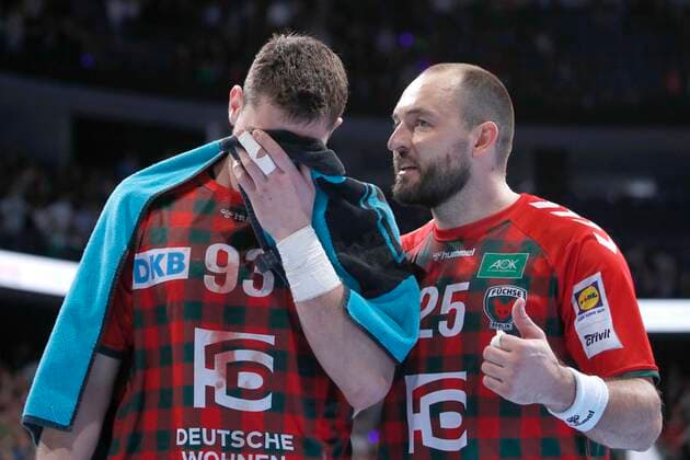 08 12 2019, TUI Arena, Hannover, league game, 1 Bundesliga, TSV Hannover Burgdorf vs Fuechse Berlin, in the picture Mijajlo Marsenic 93, Berlin and Michael Mueller 25, Berlin are disappointed after the defeat TSV Hannover Burgdorf vs Fuechse Berlin