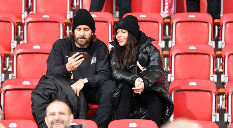 Silvio Heinevetter Goalkeeper Foxes with partner Simone Thomalla Actress in the stands 1 FC Union Berlin 1 FC Cologne 1 Bundesliga 2019 2020, season 2019 2020, football, soccer, DFL, soccer, Herren, Deutschland, Germany, Berlin, 8 12 2019 Stadium Alte Foersterei DFL REGULATIONS PROHIBIT ANY USE OF PHOTOGRAPHS AS IMAGE SEQUENCES AND OR QUASI VIDEO