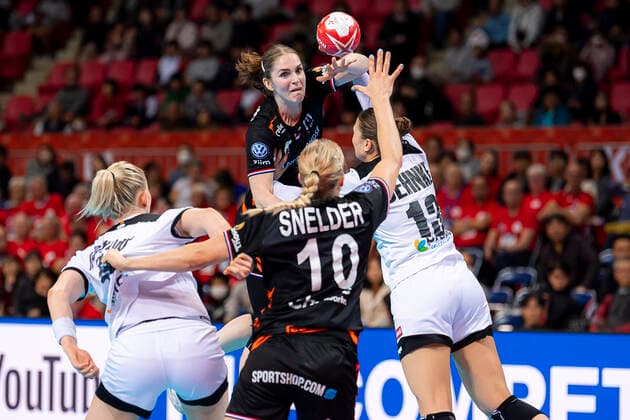 Handball, Women WM 2019, Main Round, Group 1, 6 Matchday , Netherlands Germany Kim Naidzinavicius Germany Bietigheim , Laura van der Heijden Netherlands Bietigheim with Pass to Danick Snelder Netherlands , Julia Behnke Germany Rostov Don Kumamoto Aqua Dome Kumamoto Japan