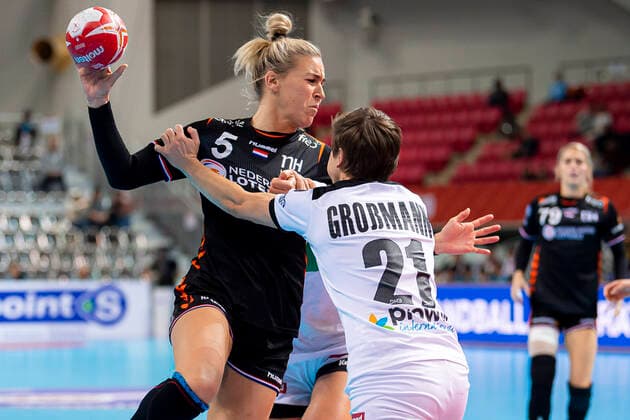 Handball, Women WM 2019, Main Round, Group 1, 6 Matchday , Netherlands Germany v left in duel Jessy Kramer Netherlands and Ina Grossmann Germany Thueringer HC Kumamoto Aqua Dome Kumamoto Japan