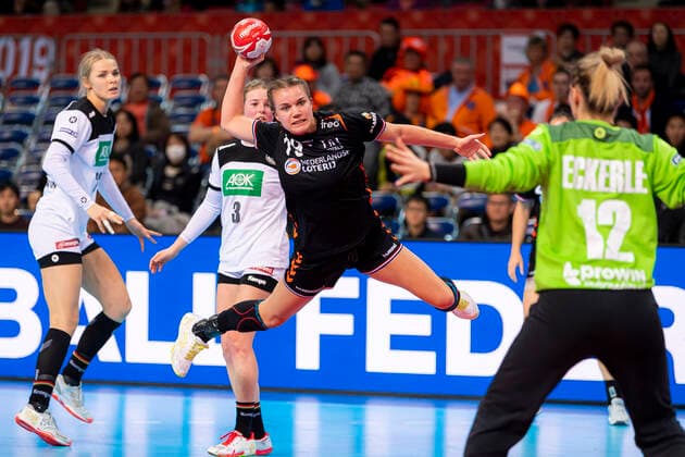 Handball, Women WM 2019, Main Round, Group 1, 6 Matchday , Netherlands Germany Estavana Polman Netherlands , Torhueterin Dinah Eckerle Germany SG BBM Bietigheim Kumamoto Aqua Dome Kumamoto Japan