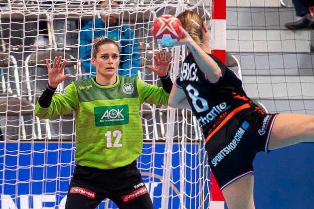Bilder des Jahres 2019, Sport 12 Dezember Sport Themen der Woche KW49 Sport Bilder des Tages Handball, Frauen: WM 2019, Hauptrunde, Gruppe 1, 6. Spieltag , Niederlande - Deutschland v.li. Torhueterin Dinah Eckerle (Deutschland SG BBM Bietigheim), Lois Abbingh (Niederlande) Kumamoto Aqua Dome Kumamoto Japan *** Handball, Women WM 2019, Main Round, Group 1, 6 Matchday , Netherlands Germany v li Torhueterin Dinah Eckerle Germany SG BBM Bietigheim , Lois Abbingh Netherlands Kumamoto Aqua Dome Kumamoto Japan