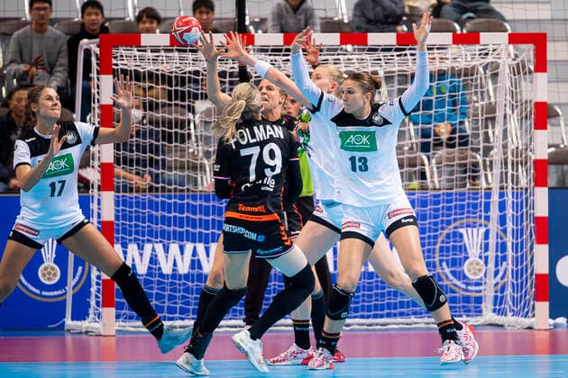 Handball, Women WM 2019, Main Round, Group 1, 6 Matchday , Netherlands Germany v li Alicia Stolle Germany Thueringer HC , Estavana Polman Netherlands , Julia Behnke Germany Rostov Don Kumamoto Aqua Dome Kumamoto Japan