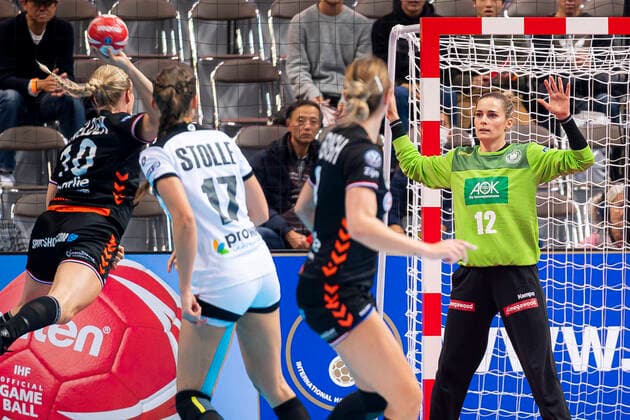 Handball, Women WM 2019, Main Round, Group 1, 6 Matchday , Netherlands Germany Rinka Duijndam Netherlands with the throw to goalkeeper Dinah Eckerle Germany SG BBM Bietigheim Kumamoto Aqua Dome Kumamoto Japan