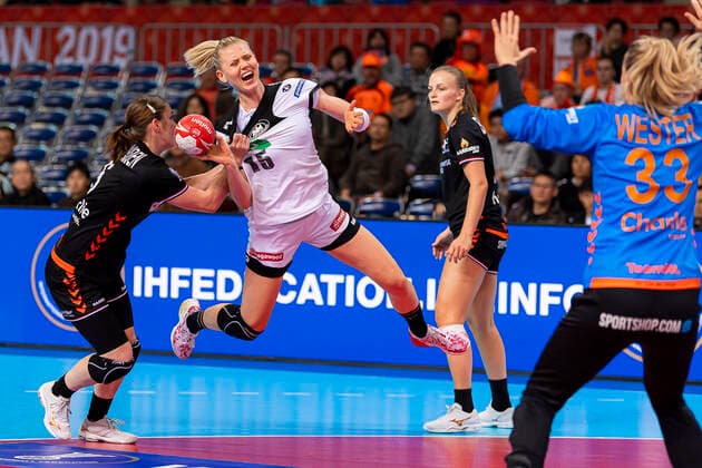 Handball, Womens World Cup 2019, Main Round, Group 1, 6 Matchday , Netherlands Germany from left in the duel Laura van der Heijden Netherlands Bietigheim and Kim Naidzinavicius Germany Bietigheim , Tess Wester Netherlands Kumamoto Aqua Dome Kumamoto Japan