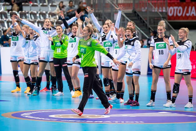 Handball, Women WM 2019, Main Round, Group 1, 6 Matchday , Netherlands Germany Player of the Match, Goalkeeper Dinah Eckerle Germany SG BBM Bietigheim with the cheering team in the background Kumamoto Aqua Dome Kumamoto Japan