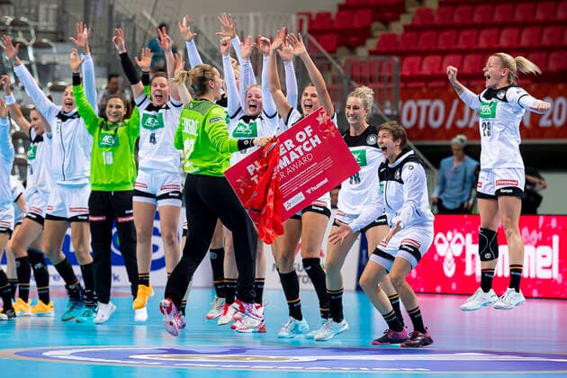Handball, Women WM 2019, Main Round, Group 1, 6 Matchday , Netherlands Germany Goalkeeper Dinah Eckerle Germany SG BBM Bietigheim Player of the Match, Final Cheers Final Cheers Emotion Joy Kumamoto Aqua Dome Kumamoto Japan