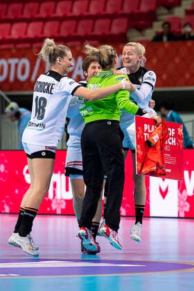 Handball, Women WM 2019, Main Round, Group 1, 6 Matchday , Netherlands Germany Mia Zschocke Germany Leverkusen , Ina Grossmann Germany Thueringer HC , Torhueterin Dinah Eckerle Germany SG BBM Bietigheim , Antje Lauenroth Germany Bietigheim Kumamoto Aqua Dome Kumamoto Japan