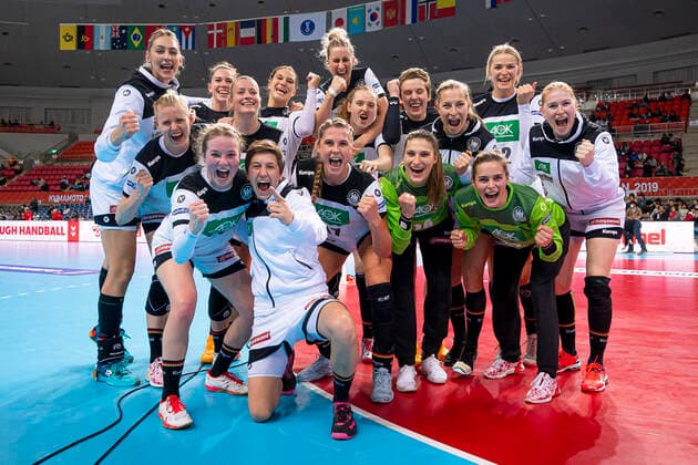 Bilder des Jahres 2019, Sport 12 Dezember Sport Themen der Woche KW49 Sport Bilder des Tages Handball, Frauen: WM 2019, Hauptrunde, Gruppe 1, 6. Spieltag , Niederlande - Deutschland die Mannschaft von Deutschland Schlussjubel Schlußjubel Emotion Freude Gruppenfoto Kumamoto Aqua Dome Kumamoto Japan *** Handball, Women WM 2019, Main Round, Group 1, 6 Matchday , Netherlands Germany the Team of Germany Final Cheers Final Cheers Emotion Joy Group Photo Kumamoto Aqua Dome Kumamoto Japan