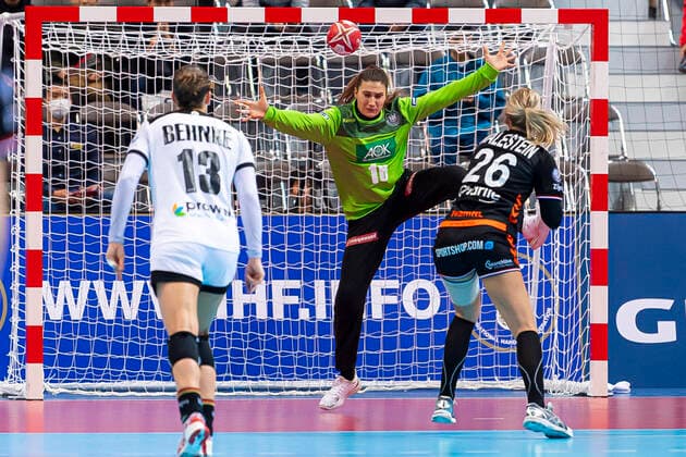 Handball, Women WM 2019, Main Round, Group 1, 6 Matchday , Netherlands Germany Goalkeeper Isabell Roch Germany Dortmund , Angela Malestein Netherlands Bietigheim Kumamoto Aqua Dome Kumamoto Japan