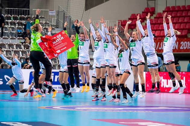 Handball, Women WM 2019, Main Round, Group 1, 6 Matchday , Netherlands Germany Goalkeeper Dinah Eckerle Germany SG BBM Bietigheim cheers with the team Kumamoto Aqua Dome Kumamoto Japan