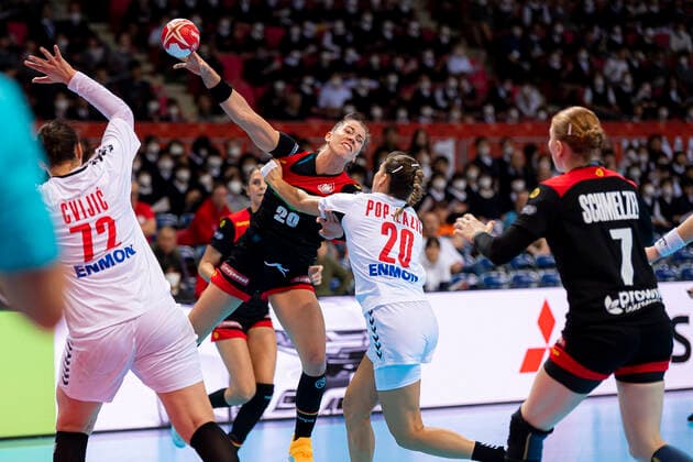Handball, Women WM 2019, Main Round, Group 1, 7 Matchday , Germany Serbia v li Dragana Cvijic Serbia , Emily Boelk Bölk Germany Thueringer HC , Sladana Pop Lazic Serbia , Meike Schmelzer Germany Thueringer HC Kumamoto Aqua Dome Kumamoto Japan