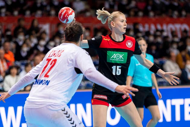 Handball, Women WM 2019, Main Round, Group 1, 7 Matchday , Germany Serbia v li Dragana Cvijic Serbia , Kim Naidzinavicius Germany Bietigheim Kumamoto Aqua Dome Kumamoto Japan