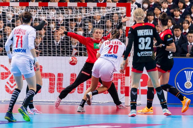 Handball, Women WM 2019, Main Round, Group 1, 7 Matchday , Germany Serbia Goalkeeper Dinah Eckerle Germany SG BBM Bietigheim against Sladana Pop Lazic Serbia Kumamoto Aqua Dome Kumamoto Japan