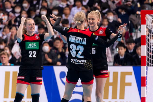 Handball, Women WM 2019, Main Round, Group 1, 7 Matchday , Germany Serbia v li Maren Weigel Germany Metzingen , Evgenija Minevskaja Germany Brest , Kim Naidzinavicius Germany Bietigheim Kumamoto Aqua Dome Kumamoto Japan