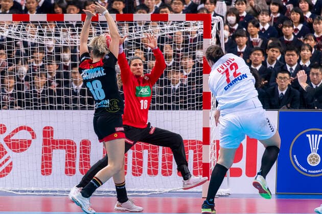 Handball, Women WM 2019, Main Round, Group 1, 7 Matchday , Germany Serbia v li Mia Zschocke Germany Leverkusen , Goalkeeper Isabell Roch Germany Dortmund , Dragana Cvijic Serbia Kumamoto Aqua Dome Kumamoto Japan