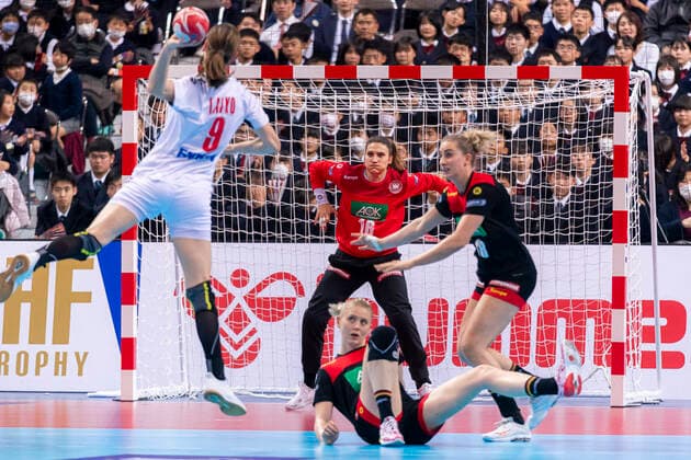 Handball, Women WM 2019, Main Round, Group 1, 7 Matchday , Germany Serbia Jelena Lavko Serbia at the throw, Goalkeeper Isabell Roch Germany Dortmund , Kim Naidzinavicius Germany Bietigheim at ground Kumamoto Aqua Dome Kumamoto Japan