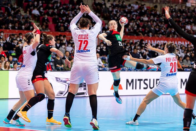 Handball, Women WM 2019, Main Round, Group 1, 7 Matchday , Germany Serbia Emily Boelk Bölk Germany Thueringer HC am Kreis, Dragana Cvijic Serbia , Maren Weigel Germany Metzingen , Sladana Pop Lazic Serbia Kumamoto Aqua Dome Kumamoto Japan
