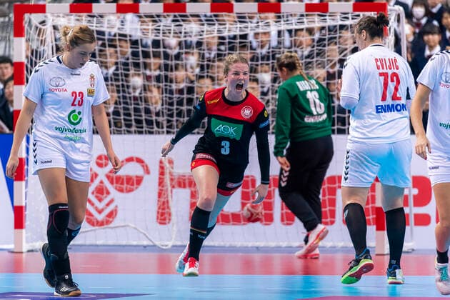 Handball, Women WM 2019, Main Round, Group 1, 7 Matchday , Germany Serbia v li Marija Obradovic Serbia , Amelie Berger Germany Bietigheim , Jovana Risovic Serbia , Dragana Cvijic Serbia Jubel Freude Emotion Kumamoto Aqua Dome Kumamoto Japan