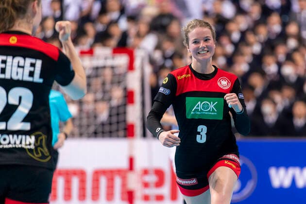 Handball, Women WM 2019, Main Round, Group 1, 7 Matchday , Germany Serbia ov Maren Weigel Germany Metzingen , Amelie Berger Germany Bietigheim Jubel Freude Emotion Kumamoto Aqua Dome Kumamoto Japan