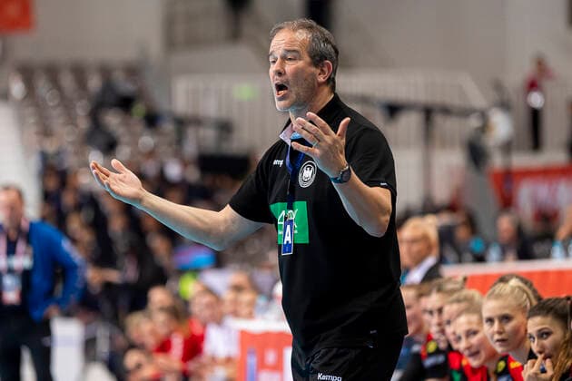 Handball, Women WM 2019, Main Round, Group 1, 7 Matchday , Germany Serbia Coach Henk Groener Germany annoying annoying, sour, angry angry screams raging Kumamoto Aqua Dome Kumamoto Japan
