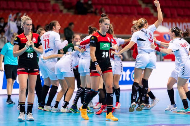 Handball, Women WM 2019, Main Round, Group 1, 7 Matchday , Germany Serbia Mia Zschocke Germany Leverkusen , Emily Boelk B lk Germany Thueringer HC dissatisfied disappointed disappointed down frustrated, Kumamoto Aqua Dome Kumamoto Japan