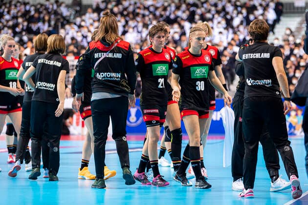 Handball, Women WM 2019, Main Round, Group 1, 7 Matchday , Germany Serbia the team of Germany disappointed disappointed disappointed down frustrated frustrated, Ina Grossmann Germany Thueringer HC , Jenny Behrend Germany VfL Oldenburg Kumamoto Aqua Dome Kumamoto Japan