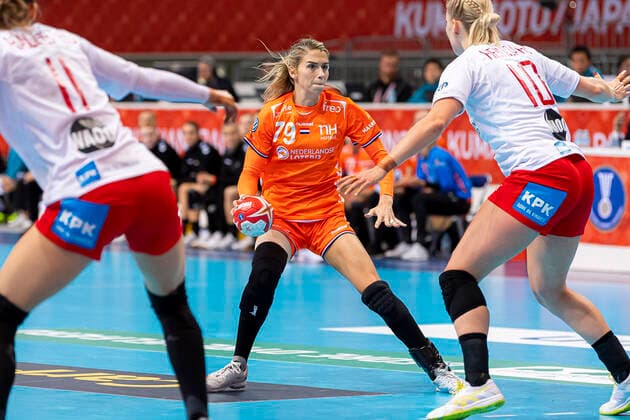 Handball, Women WM 2019, Main Round, Group 1, 7 Matchday , Denmark Netherlands Estavana Polman Netherlands , Kathrine Heindahl Denmark Kumamoto Aqua Dome Kumamoto Japan
