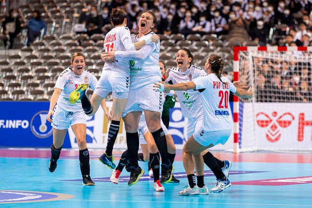 Handball, Women WM 2019, Main Round, Group 1, 7 Matchday , Germany Serbia Kristina Liscevic Serbia , Dragana Cvijic Serbia , Final Cheers Final Cheers Emotion Joy Kumamoto Aqua Dome Kumamoto Japan