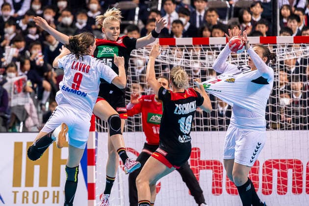 Handball, Women WM 2019, Main Round, Group 1, 7 Matchday , Germany Serbia v li Jelena Lavko Serbia , Kim Naidzinavicius Germany Bietigheim , Mia Zschocke Germany Leverkusen , Dragana Cvijic Serbia Kumamoto Aqua Dome Kumamoto Japan