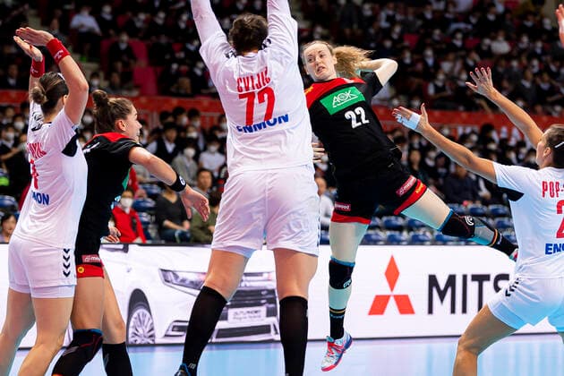 Handball, Women WM 2019, Main Round, Group 1, 7 Matchday , Germany Serbia Emily Boelk Bölk Germany Thueringer HC am Kreis,Dragana Cvijic Serbia in the Block, Maren Weigel Germany Metzingen at the Litter Kumamoto Aqua Dome Kumamoto Japan