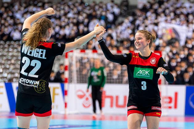 Handball, Women WM 2019, Main Round, Group 1, 7 Matchday , Germany Serbia Maren Weigel Germany Metzingen , Amelie Berger Germany Bietigheim Jubel Freude Emotion Kumamoto Aqua Dome Kumamoto Japan