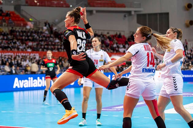 Handball, Women WM 2019, Main Round, Group 1, 7 Matchday , Germany Serbia Emily Boelk Bölk Germany Thueringer HC , Zeljka Nikolic Serbia Kumamoto Aqua Dome Kumamoto Japan