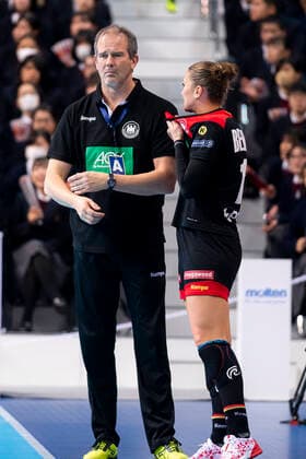 Handball, Women WM 2019, Main Round, Group 1, 7 Matchday , Germany Serbia Julia Behnke Germany Rostov Don talking to coach Henk Groener Germany Kumamoto Aqua Dome Kumamoto Japan