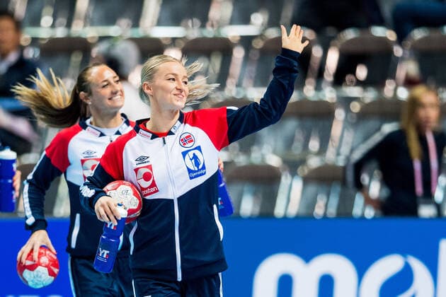 191209 Stine Bredal Oftedal of Norway enters for warm ups ahead of the Women s World Handball Championship game between South Korea and Norway on December 9, 2019 in Kumamoto Photo Daniel Stiller Bildbyran kod DS 59421 bbeng dam women handball handboll world handball championship 2019 norway norge handball vm south korea,  Copyright: DANIELxSTILLER BB191209DS002