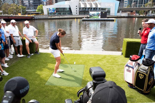 MELBOURNE, AUSTRALIA - DECEMBER 09: Tennis player Ash Barty of Australia chips towards the green in the middle of the Yarra river during The Presidents Cup official launch at Crown Riverwalk on December 09, 2019 in Melbourne, Australia. (Photo by Speed Media Icon Sportswire) GOLF: DEC 09 PGA, Golf Herren - Presidents Cup Official Launch Icon1912090034