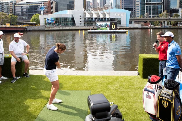 MELBOURNE, AUSTRALIA - DECEMBER 09: Tennis player Ash Barty of Australia chips towards the green in the middle of the Yarra river during The Presidents Cup official launch at Crown Riverwalk on December 09, 2019 in Melbourne, Australia. (Photo by Speed Media Icon Sportswire) GOLF: DEC 09 PGA, Golf Herren - Presidents Cup Official Launch Icon1912090035