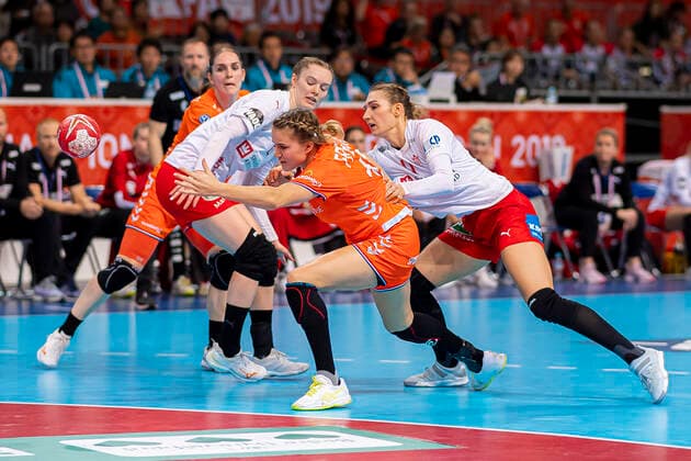 Handball, Women WM 2019, Main Round, Group 1, 7 Matchday , Denmark Netherlands v left in total Merel Freriks Netherlands and Line Haugsted Denmark Kumamoto Aqua Dome Kumamoto Japan