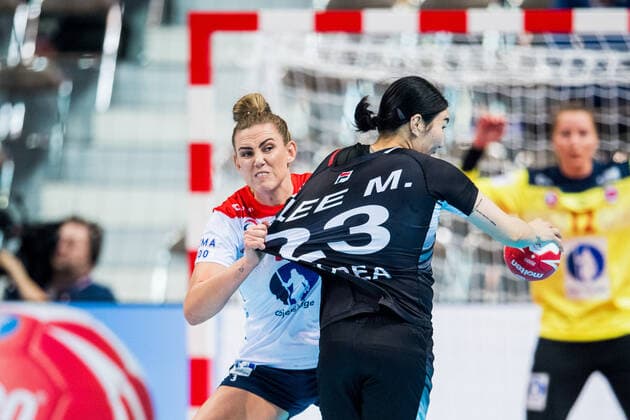 191209 Emilie Hegh Arntzen of Norway and Yunji Kim of South Korea during the Women s World Handball Championship game between South Korea and Norway on December 9, 2019 in Kumamoto Photo Daniel Stiller Bildbyran kod DS 59421 bbeng dam women handball handboll world handball championship 2019 norway norge handball vm south korea,  Copyright: DANIELxSTILLER BB191209DS007