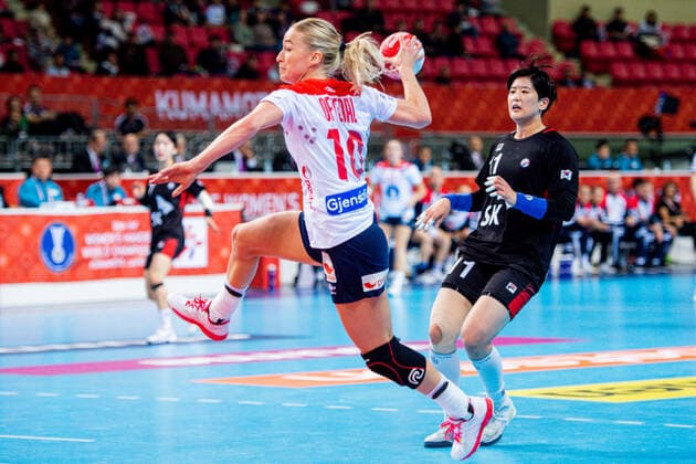 191209 Stine Bredal Oftedal of Norway during the Women s World Handball Championship game between South Korea and Norway on December 9, 2019 in Kumamoto Photo Daniel Stiller Bildbyran kod DS 59421 bbeng dam women handball handboll world handball championship 2019 norway norge handball vm south korea,  Copyright: DANIELxSTILLER BB191209DS008