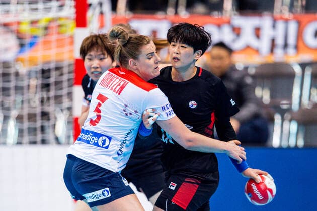 191209 Emilie Hegh Arntzen of Norway and Suyeon Jo of South Korea during the Women s World Handball Championship game between South Korea and Norway on December 9, 2019 in Kumamoto Photo Daniel Stiller Bildbyran kod DS 59421 bbeng dam women handball handboll world handball championship 2019 norway norge handball vm south korea,  Copyright: DANIELxSTILLER BB191209DS009