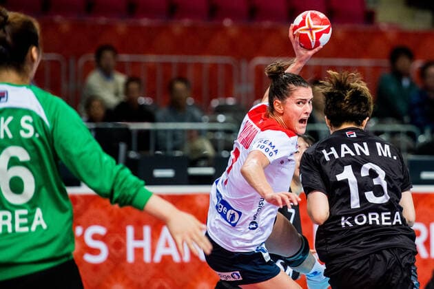 191209 Stine Skogrand of Norway during the Women s World Handball Championship game between South Korea and Norway on December 9, 2019 in Kumamoto Photo Daniel Stiller Bildbyran kod DS 59421 bbeng dam women handball handboll world handball championship 2019 norway norge handball vm south korea,  Copyright: DANIELxSTILLER BB191209DS010