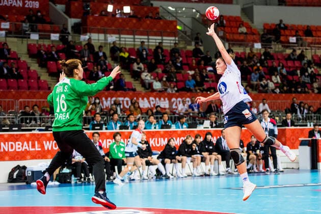 191209 Stine Skogrand of Norway and goalkeeper Hyojin Lee of South Korea during the Women s World Handball Championship game between South Korea and Norway on December 9, 2019 in Kumamoto Photo Daniel Stiller Bildbyran kod DS 59421 bbeng dam women handball handboll world handball championship 2019 norway norge handball vm south korea,  Copyright: DANIELxSTILLER BB191209DS012