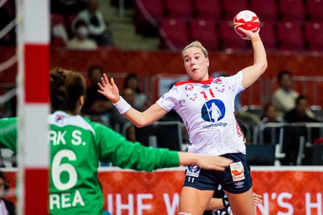 191209 Malin Aune of Norway and goalkeeper Hyojin Lee of South Korea during the Women s World Handball Championship game between South Korea and Norway on December 9, 2019 in Kumamoto Photo Daniel Stiller Bildbyran kod DS 59421 bbeng dam women handball handboll world handball championship 2019 norway norge handball vm south korea,  Copyright: DANIELxSTILLER BB191209DS015